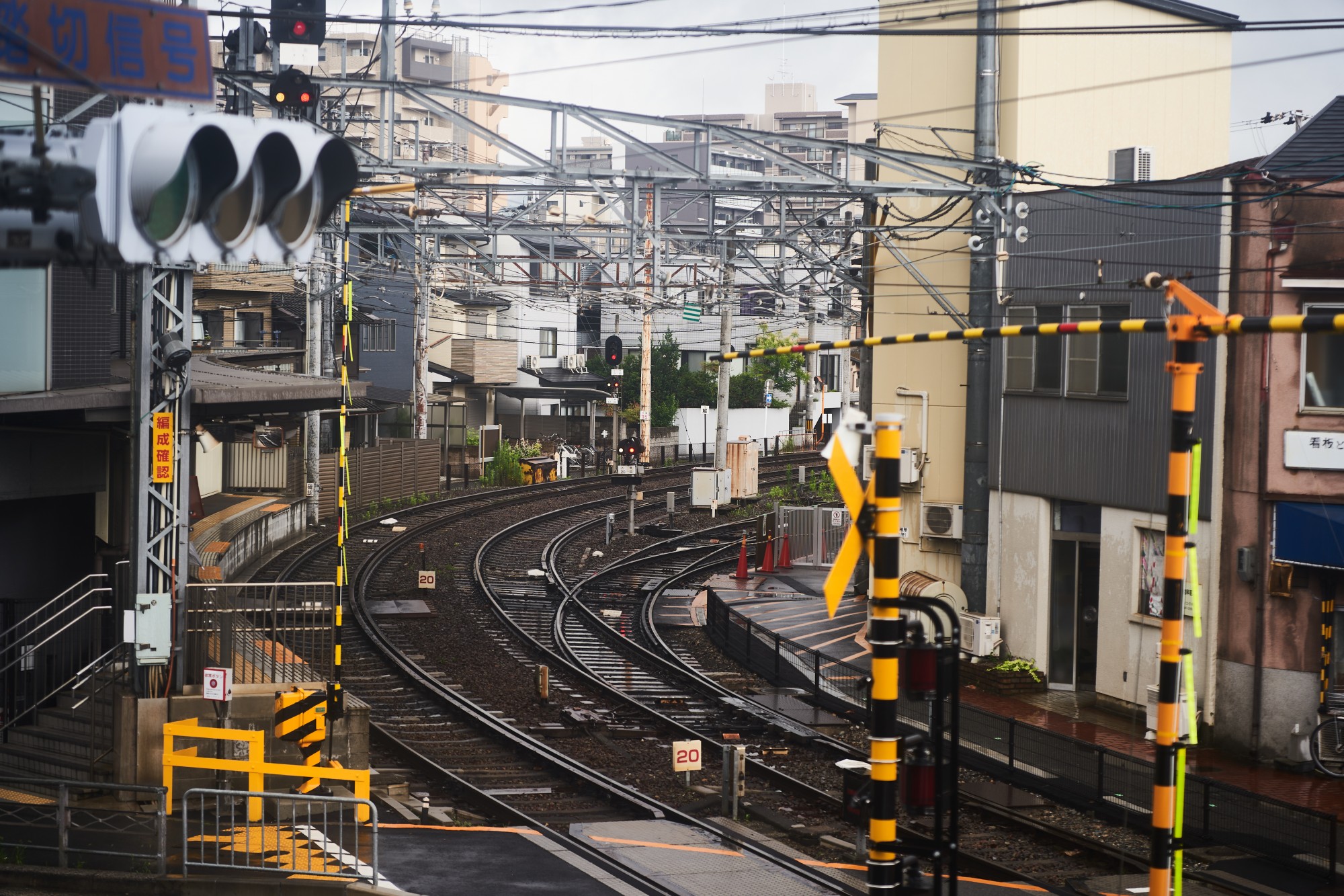 北側の窓からは嵐電の駅が見え、情緒あふれる景色が感じられます。